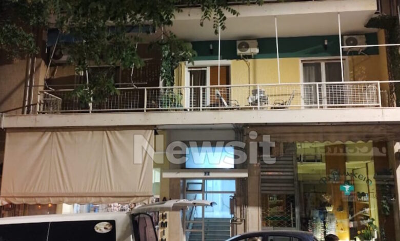 Θρίλερ-στο-Παγκράτι:-Νεκρός-άνδρας-σε-διαμέρισμα-τυλιγμένος-με-σεντόνι,-έχει-προσαχθεί-ο-αδερφός-του-–-«Τον-κατέσφαξε»