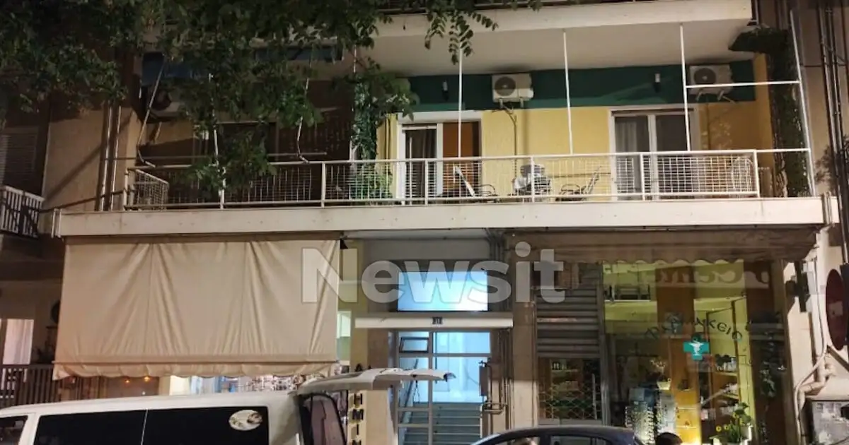 Θρίλερ-στο-Παγκράτι:-Νεκρός-άνδρας-σε-διαμέρισμα-τυλιγμένος-με-σεντόνι,-έχει-προσαχθεί-ο-αδερφός-του-–-«Τον-κατέσφαξε»