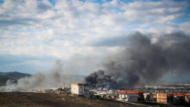Ωραιόκαστρο:-Θάβουν-τη-φωτιά-με-μηχανήματα-για-να-περιοριστεί-το-τοξικό-νέφος-–-Μεγάλες-οι-καταστροφές