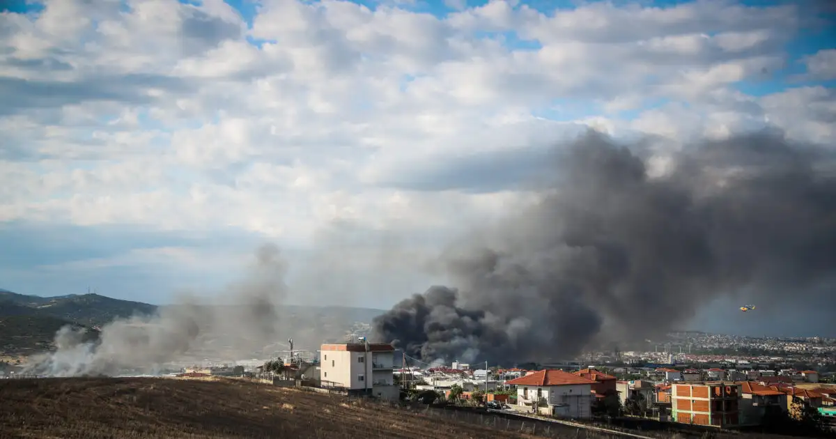 Ωραιόκαστρο:-Θάβουν-τη-φωτιά-με-μηχανήματα-για-να-περιοριστεί-το-τοξικό-νέφος-–-Μεγάλες-οι-καταστροφές