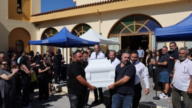 Ηράκλειο:-Θρήνος-στην-κηδεία-της-δημοσιογράφου-Μαρίας-Αντωνογιαννάκη-–-Βουβός-πόνος-στο-τελευταίο-«αντίο»