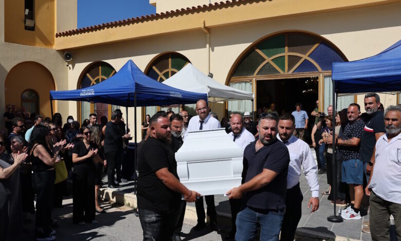 Ηράκλειο:-Θρήνος-στην-κηδεία-της-δημοσιογράφου-Μαρίας-Αντωνογιαννάκη-–-Βουβός-πόνος-στο-τελευταίο-«αντίο»