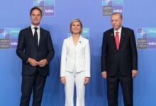 Ποια-είναι-η-38χρονη-Κριστρούν-Φροσταντότιρ,-η-νεότερη-πρωθυπουργός-χώρας-του-ΝΑΤΟ-–-Έκλεψε-τις-εντυπώσεις-στη-Σύνοδο-της-Άγκυρας-με-κατάλευκο-κοστούμι