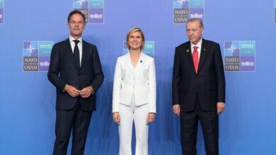 Ποια-είναι-η-38χρονη-Κριστρούν-Φροσταντότιρ,-η-νεότερη-πρωθυπουργός-χώρας-του-ΝΑΤΟ-–-Έκλεψε-τις-εντυπώσεις-στη-Σύνοδο-της-Άγκυρας-με-κατάλευκο-κοστούμι