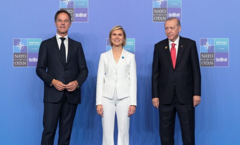 Ποια-είναι-η-38χρονη-Κριστρούν-Φροσταντότιρ,-η-νεότερη-πρωθυπουργός-χώρας-του-ΝΑΤΟ-–-Έκλεψε-τις-εντυπώσεις-στη-Σύνοδο-της-Άγκυρας-με-κατάλευκο-κοστούμι