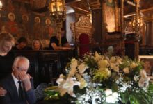 Βάγια-Νέστορα:-Σε-κλίμα-συγκίνησης-η-κηδεία-της-–-Η-σορός-της-έφτασε-στην-εκκλησία