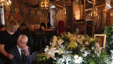 Βάγια-Νέστορα:-Σε-κλίμα-συγκίνησης-η-κηδεία-της-–-Η-σορός-της-έφτασε-στην-εκκλησία