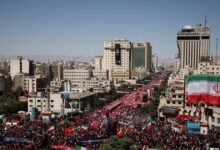 Το-Ιράν-κηδεύει-τον-Αλί-Χαμενεΐ-–-Εκατομμύρια-άνθρωποι-στα-μαύρα-στην-κηδεία-του-στη-Μασχάντ,-απών-ο-γιος-του-Μοτζταμπά