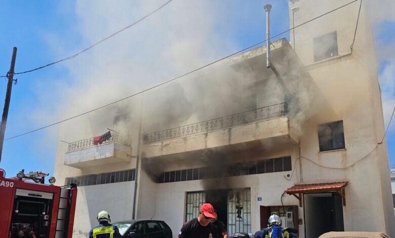 Φωτιά-στα-Χανιά:-Κάηκε-σπίτι,-οι-φλόγες-επεκτάθηκαν-σε-αποθήκη-χαρτικών