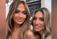 Η-Αθηνά-Οικονομάκου-έβγαλε-selfie-με-την-Τζένιφερ-Λόπεζ-στην-Εβδομάδα-Μόδας-στο-Παρίσι