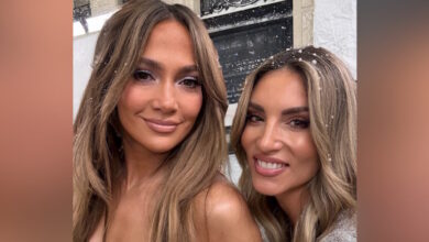 Η-Αθηνά-Οικονομάκου-έβγαλε-selfie-με-την-Τζένιφερ-Λόπεζ-στην-Εβδομάδα-Μόδας-στο-Παρίσι