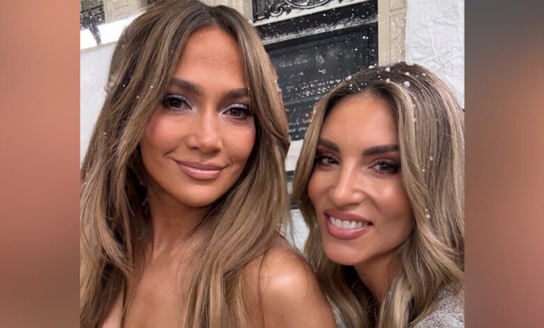 Η-Αθηνά-Οικονομάκου-έβγαλε-selfie-με-την-Τζένιφερ-Λόπεζ-στην-Εβδομάδα-Μόδας-στο-Παρίσι