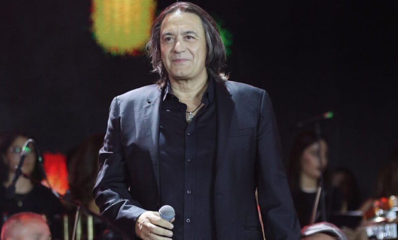 Ο-Γιάννης-Κότσιρας-διέκοψε-συναυλία-για-να-πει-στο-κοινό-το-λάθος-που-κάνει-στους-στίχους-του-«Πώς-μπορώ»