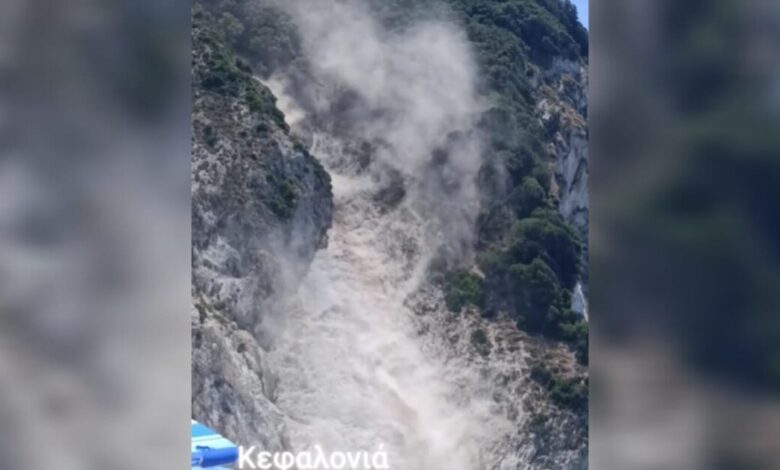 Κεφαλονιά:-Κατολίσθηση-στον-Μύρτο-–-Βράχια-και-χώματα-κατέληξαν-στην-παραλία