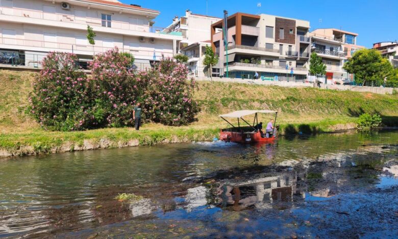 Καθαριότητα-στον-Ληθαίο-με-την-ειδική-βάρκα-που-διαθέτει-ο-Δήμος-Τρικκαίων