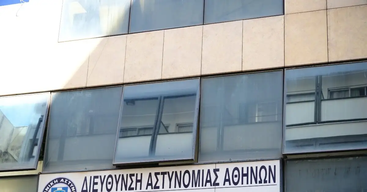 Ελεύθεροι-οι-δύο-αστυνομικοί-για-το-βιασμό-της-19χρονης-στο-ΑΤ-Ομονοίας-–-Οι-ποινές-που-τους-επιβλήθηκαν