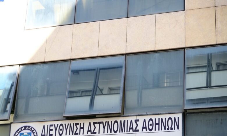 Ελεύθεροι-οι-δύο-αστυνομικοί-για-το-βιασμό-της-19χρονης-στο-ΑΤ-Ομονοίας-–-Οι-ποινές-που-τους-επιβλήθηκαν