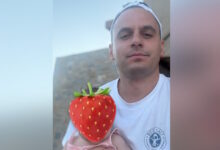 Κατερίνα-Καινούργιου:-Νέες-φωτογραφίες-από-το-ταξίδι-στην-Πάρο-–-Η-τρυφερή-πόζα-του-Παναγιώτη-Κουτσουμπή-με-την-κόρη-τους
