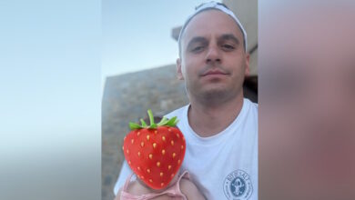 Κατερίνα-Καινούργιου:-Νέες-φωτογραφίες-από-το-ταξίδι-στην-Πάρο-–-Η-τρυφερή-πόζα-του-Παναγιώτη-Κουτσουμπή-με-την-κόρη-τους
