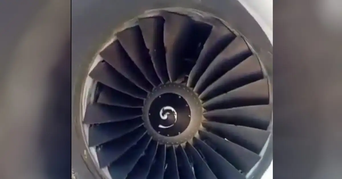 ryanair:-Νέα-βίντεο-από-την-εφιαλτική-πτήση-με-το-σπασμένο-παράθυρο-Η-ζημιά-στον-κινητήρα-και-ο-πανικός-στην-καμπίνα