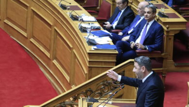Μητσοτάκης-και-Ανδρουλάκης-«διασταυρώνουν-τα-ξίφη-τους»-στη-Βουλή-για-την-ακρίβεια-–-«Πυρά»-στο-ΠΑΣΟΚ-και-στο-βάθος-εκλογές
