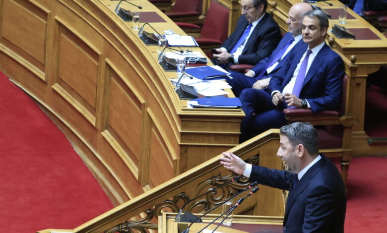 Μητσοτάκης-και-Ανδρουλάκης-«διασταυρώνουν-τα-ξίφη-τους»-στη-Βουλή-για-την-ακρίβεια-–-«Πυρά»-στο-ΠΑΣΟΚ-και-στο-βάθος-εκλογές