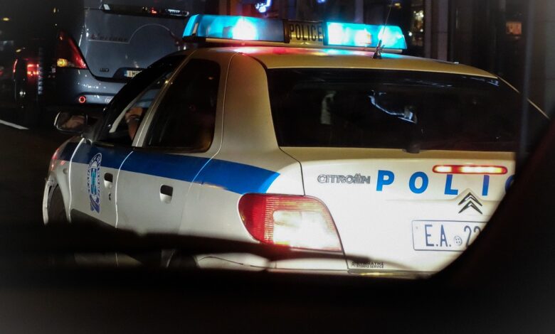 Πάτρα:-Άγνωστοι-άφησαν-18-σφαίρες-στην-είσοδο-καταστήματος