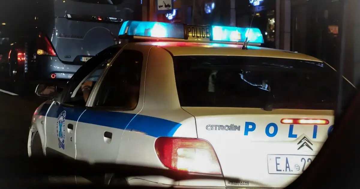 Πάτρα:-Άγνωστοι-άφησαν-18-σφαίρες-στην-είσοδο-καταστήματος