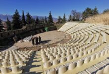 Τα-«Τακούνια-στον-Βάλτο»-του-Ακή-Δήμου-απόψε-στο-Υπαίθριο-Δημοτικό-Θέατρο-«Φρούριο»