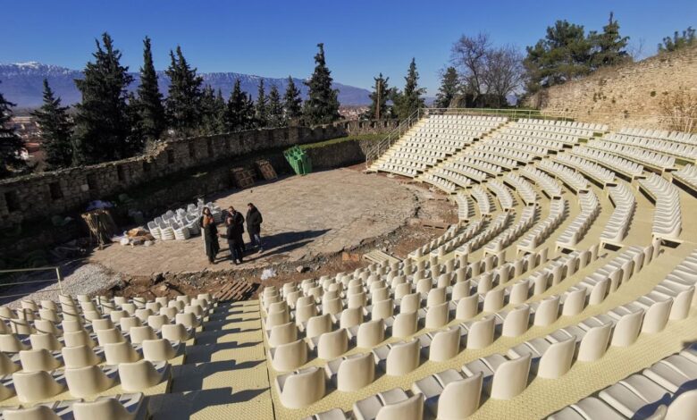 Τα-«Τακούνια-στον-Βάλτο»-του-Ακή-Δήμου-απόψε-στο-Υπαίθριο-Δημοτικό-Θέατρο-«Φρούριο»
