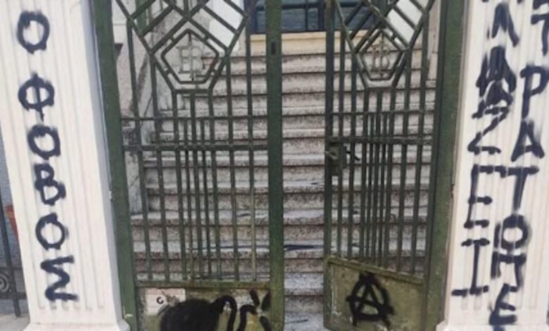 ΝΔ-για-την-επίθεση-σε-Βολουδάκη:-«Δεν-είναι-άγνωστοι,-είναι-γνωστοί-–-Θα-βρεθούν-όπως-βρέθηκαν-και-οι-σύντροφοί-τους»
