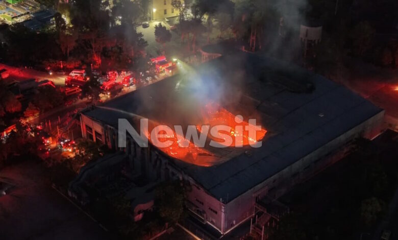 Φωτιά-στο-Πάρκο-Γουδή:-«Ορφανό»-από-τον-Απρίλιο-το-παλιό-κτίριο-του-θεάτρου-badminton-που-«λαμπάδιασε»-στην-καρδιά-της-πόλης-–-Συγκλονιστικές-εικόνες-και-ερωτήματα