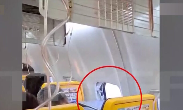ryanair:-Συγκλονίζει-η-σύζυγος-του-επιβάτη-που-βρέθηκε-ο-μισός-εκτός-του-αεροπλάνου-εν-ώρα-πτήσης-–-«Έβαλαν-βαλίτσα-στο-παράθυρο-και-την-ρούφηξε-έξω»