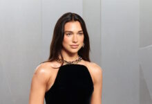 dua-lipa:-Στηρίζει-την-«επανάσταση-των-φλαμίνγκο»-και-τις-διαδηλώσεις-κατά-των-σχεδιών-Κούσνερ-στην-Αλβανία