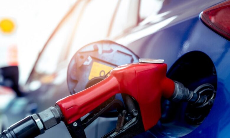 helleniq-energy:-Σε-ισχύ-από-σήμερα-η-έκτακτη-έκπτωση-σε-βενζίνη-και-πετρέλαιο-κίνησης-–-Πώς-θα-εφαρμοστεί
