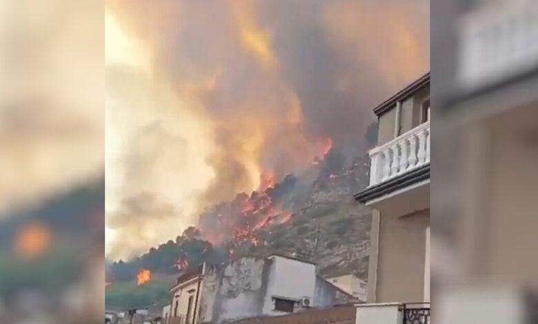 Σικελία:-«Σαρώνουν»-το-νησί-οι-πυρκαγιές-–-100-κάτοικοι-και-22-ασθενείς-κλινικής-απομακρύνθηκαν
