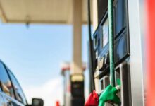 «Φωτιά»-οι-τιμές-των-καυσίμων,-με-τα-2-ευρώ-φλερτάρουν-βενζίνη-και-ντίζελ-–-Νέα-μέτρα-στο-τραπέζι