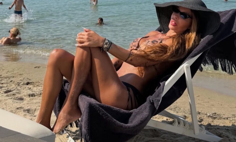 Η-Ιωάννα-Λίλη-χαίρεται-το-καλοκαίρι-–-Η-ώρα-που-κάνει-ηλιοθεραπεία-δίπλα-στο-κύμα