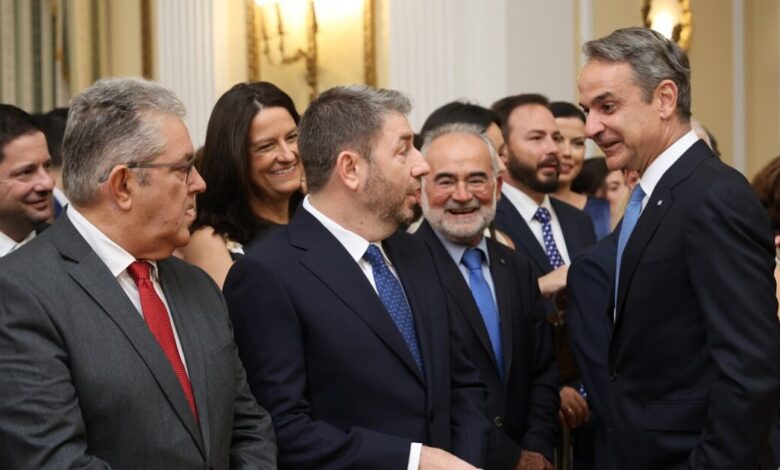 Τα-«πηγαδάκια»-στο-Προεδρικό:-Οι-«εκλογές-τον-Μάιο»,-οι-ατάκες-για-τους-απόντες-και-οι-χειραψίες