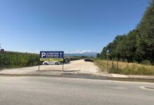 Στο-πάρκο-για-περπάτημα,-αλλά-το-ΙΧ-ούτε-λίγα-μέτρα-πιο-πέρα