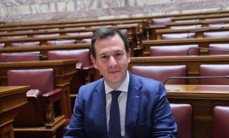 Ο-Παναγιώτης-Δουδωνής-τραγούδησε-σε-ταβέρνα-την-«Παράξενη-κοπέλα»