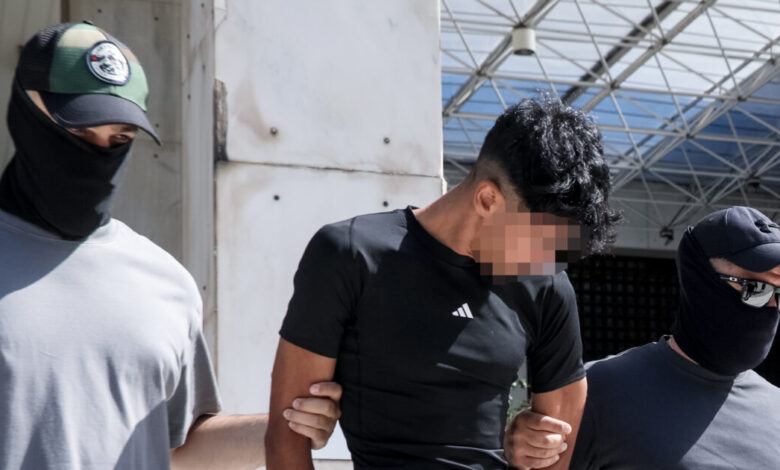 Δολοφονία-Σταύρου-Γεωργίου:-Στη-Ευελπίδων-ο-28χρονος-Αιγύπτιος-–-Με-σκυμμένο-το-κεφάλι-έφτασε-στον-ανακριτή