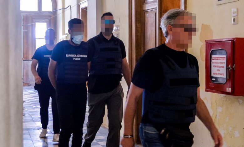 Σύρος:-Νέα-αυτοψία-πριν-την-απολογία-των-κατηγορούμενων-–-«Το-χτύπημα-δεν-ήταν-άμυνα,-αλλά-αντεπίθεση»-λέει-η-δικηγόρος-της-οικογένειας-της-διασώστριας