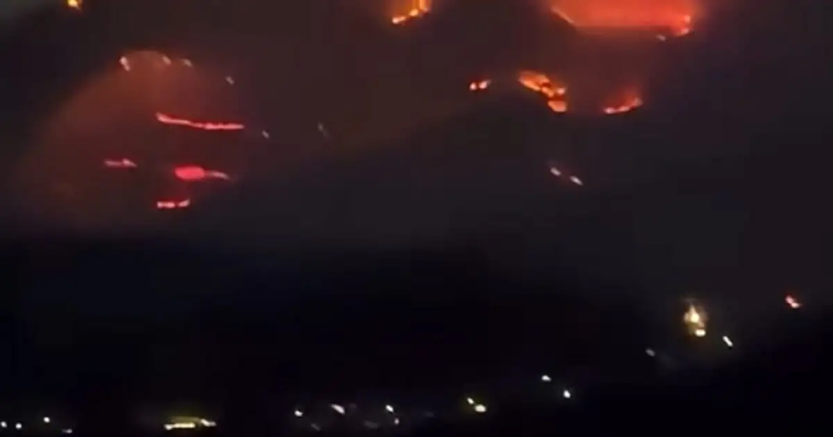Φωτιά-στην-Πάρο:-Ολονύχτια-μάχη-με-τις-φλόγες-–-Ενισχύθηκαν-οι-δυνάμεις