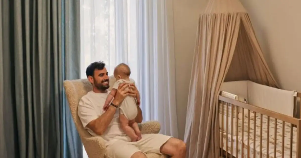 Ο-Νίκος-Πολυδερόπουλος-αγκαλιά-με-τον-5,5-μηνών-γιο-του-στο-παιδικό-δωμάτιο