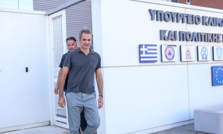 Φωτιά-στο-Πόρτο-Γερμανό:-Ο-Κυριάκος-Μητσοτάκης-στο-Συντονιστικό-της-Πολιτικής-Προστασίας-–-Ενημερώθηκε-για-τα-πύρινα-μέτωπα