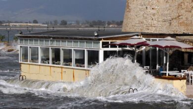 Στα-130-χλμ-την-ώρα-οι-ριπές-του-ανέμου-στην-Κάρυστο,-στα-112-στη-Πεντέλη-–-Οι-8-«κόκκινες»-περιοχές