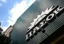 ΠΑΣΟΚ-κατά-Αλέξη-Τσίπρα:-«rebranding-αγκαλιά-με-τα-συμφέροντα»-–-Νέα-σύγκρουση-για-τη-χρηματοδότηση-της-ΕΛΑΣ
