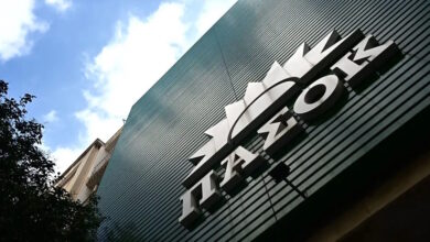 ΠΑΣΟΚ-κατά-Αλέξη-Τσίπρα:-«rebranding-αγκαλιά-με-τα-συμφέροντα»-–-Νέα-σύγκρουση-για-τη-χρηματοδότηση-της-ΕΛΑΣ