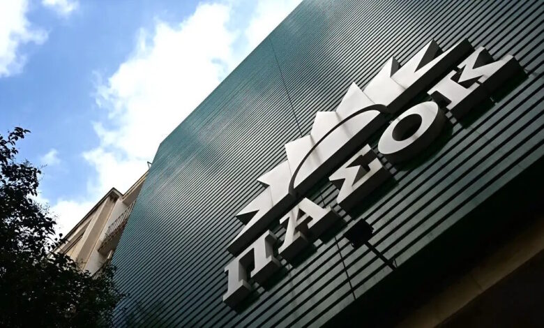 ΠΑΣΟΚ-κατά-Αλέξη-Τσίπρα:-«rebranding-αγκαλιά-με-τα-συμφέροντα»-–-Νέα-σύγκρουση-για-τη-χρηματοδότηση-της-ΕΛΑΣ